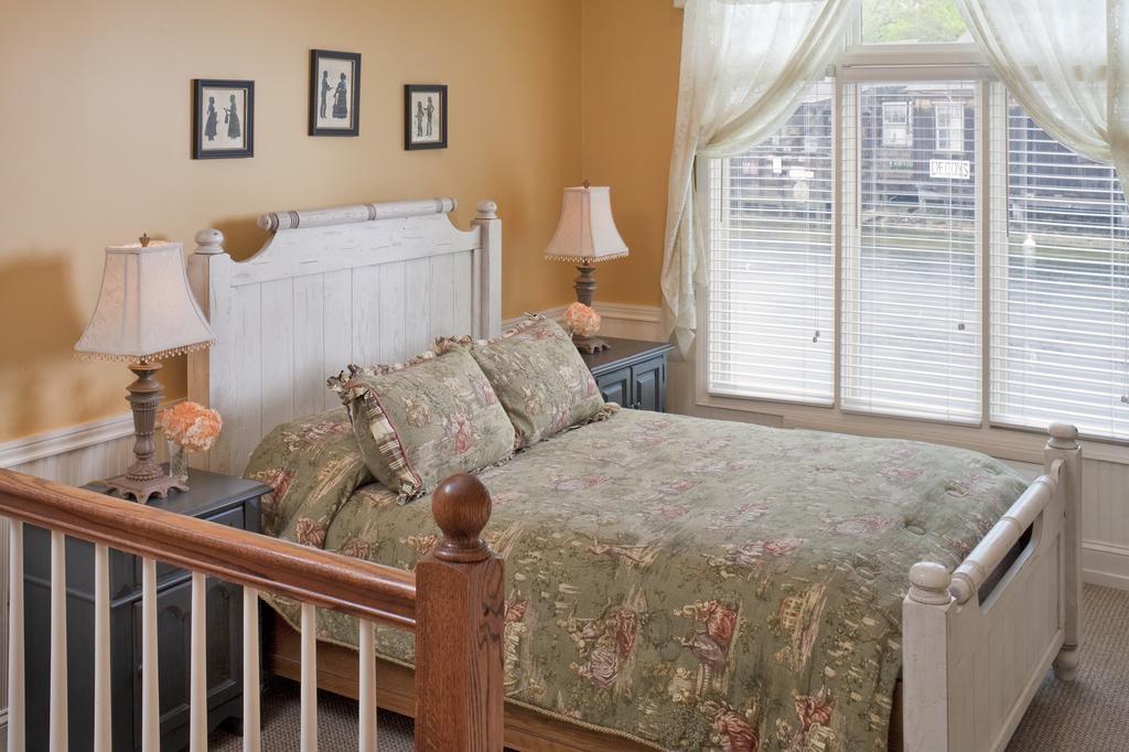 Colonial Inn Smithville Room photo